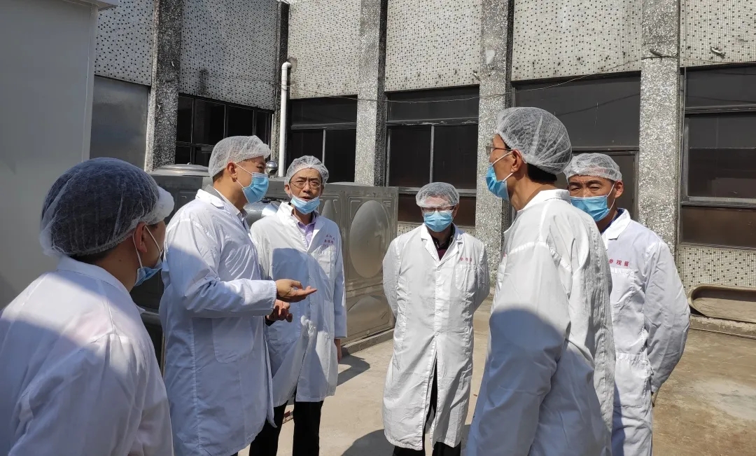昭通市生态环境局海珠分辨局局长区劲国一行到G22恒峰公司查抄领导工作