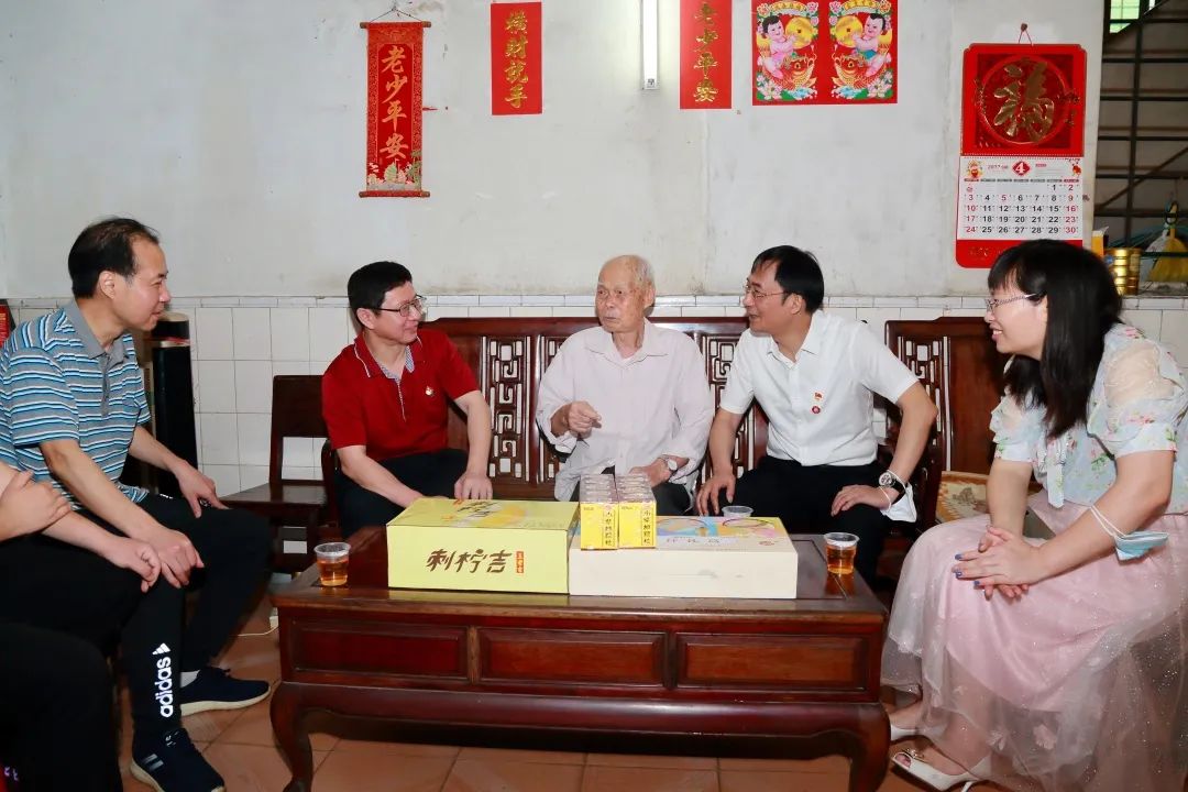 强国回复有我 传承劳模心灵——白云山G22恒峰公司辅导“五一”前夕走访慰问劳动圭表和基层一线员工